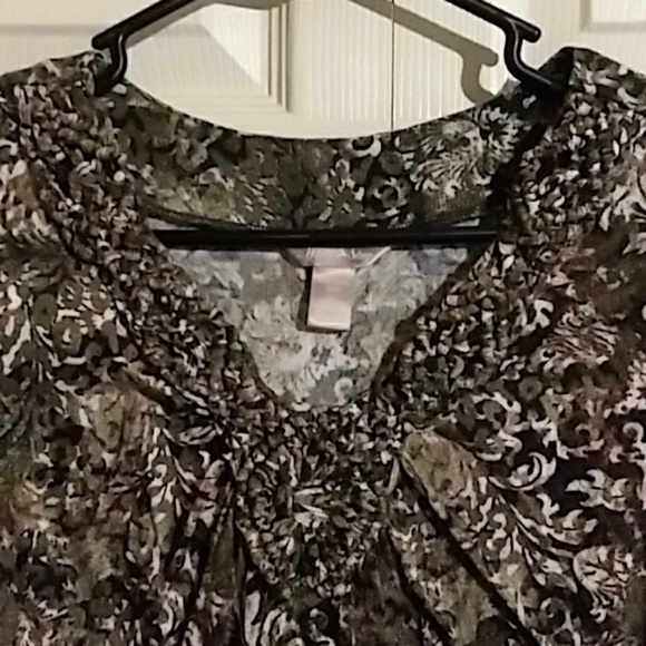 SOLD!!Beautiful top Size 2xl - Picture 2 of 5